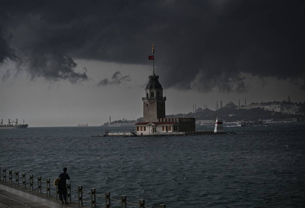 İstanbul'da sağanak hayatı felç etti! Araçlar sular altında kaldı 76